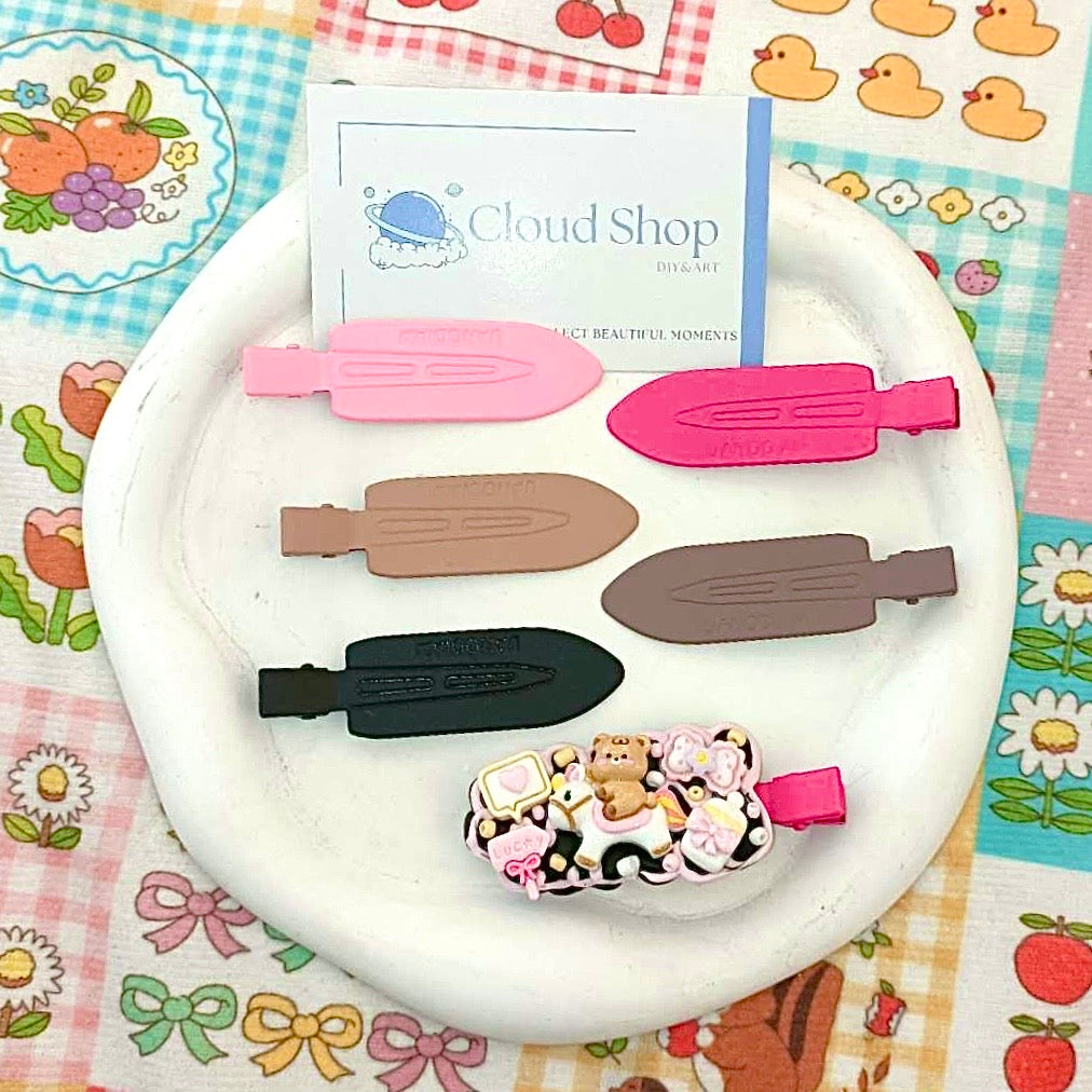 Small clothes pegs