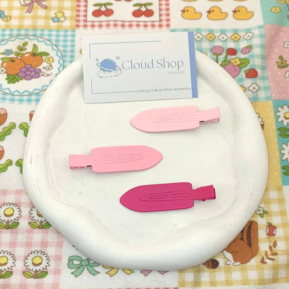Small clothes pegs