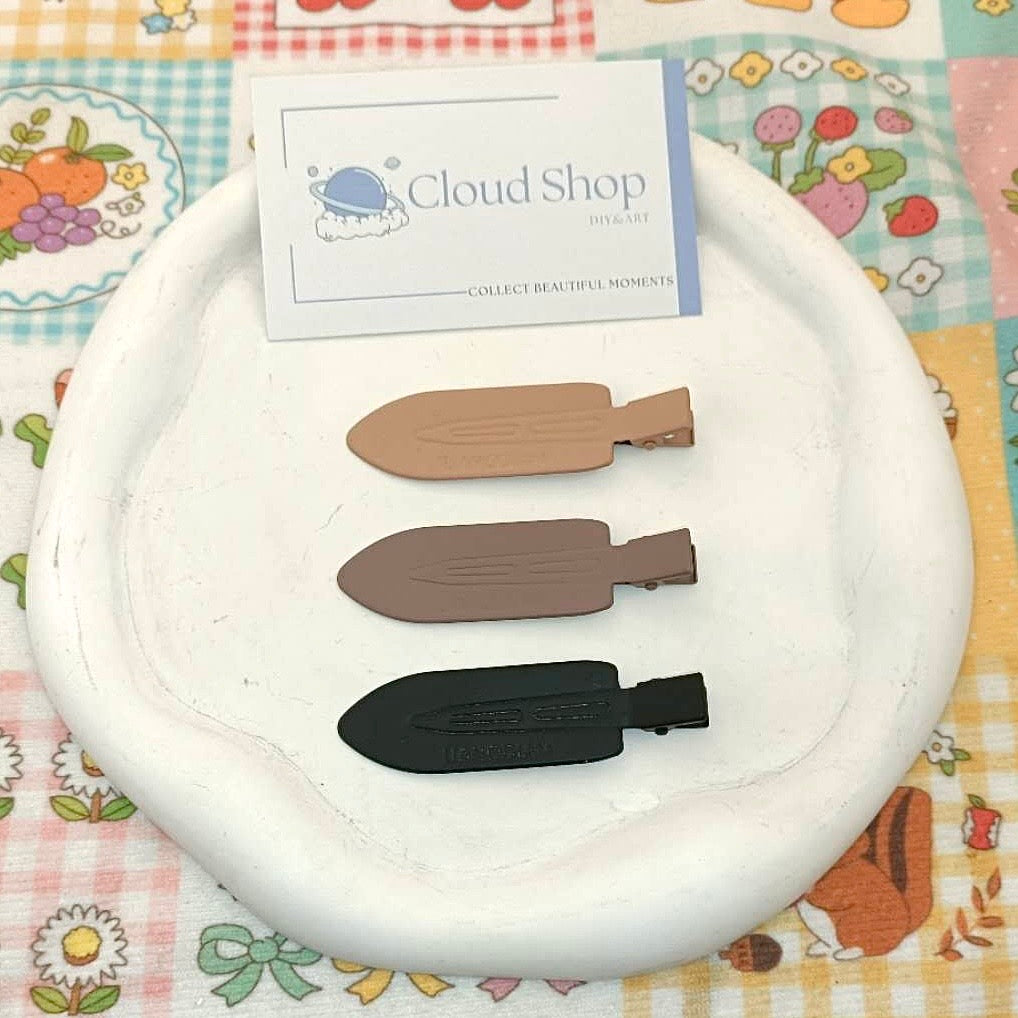 Small clothes pegs
